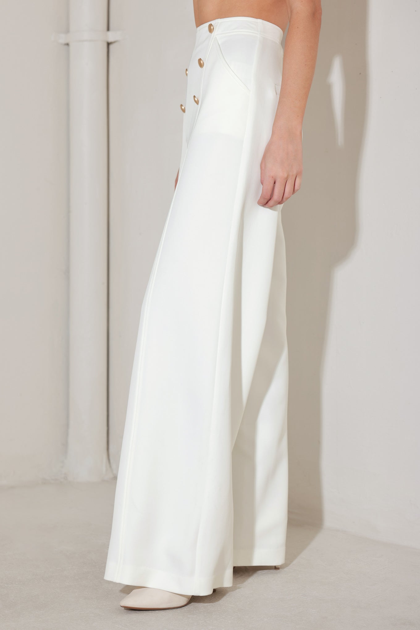 
A solid woven pant featuring front button detail, side pockets, wide leg and back zipper closure. Matching top FJ1337B

Details:

Self : 97% Polyester 3% Spandex
Lining : 100% Polyester

Size &amp; Fit

- Model is 5`8" And Wearing Size Small
- Measurements Taken From Size Small
- Approx. Length: 45"