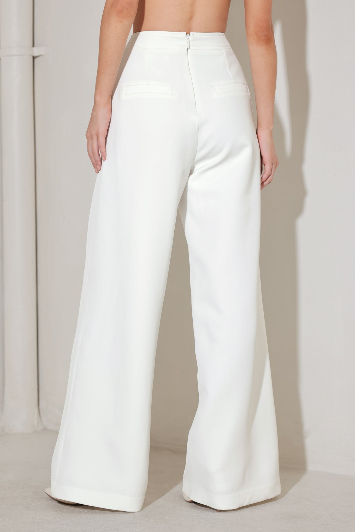 
A solid woven pant featuring front button detail, side pockets, wide leg and back zipper closure. Matching top FJ1337B

Details:

Self : 97% Polyester 3% Spandex
Lining : 100% Polyester

Size &amp; Fit

- Model is 5`8" And Wearing Size Small
- Measurements Taken From Size Small
- Approx. Length: 45"