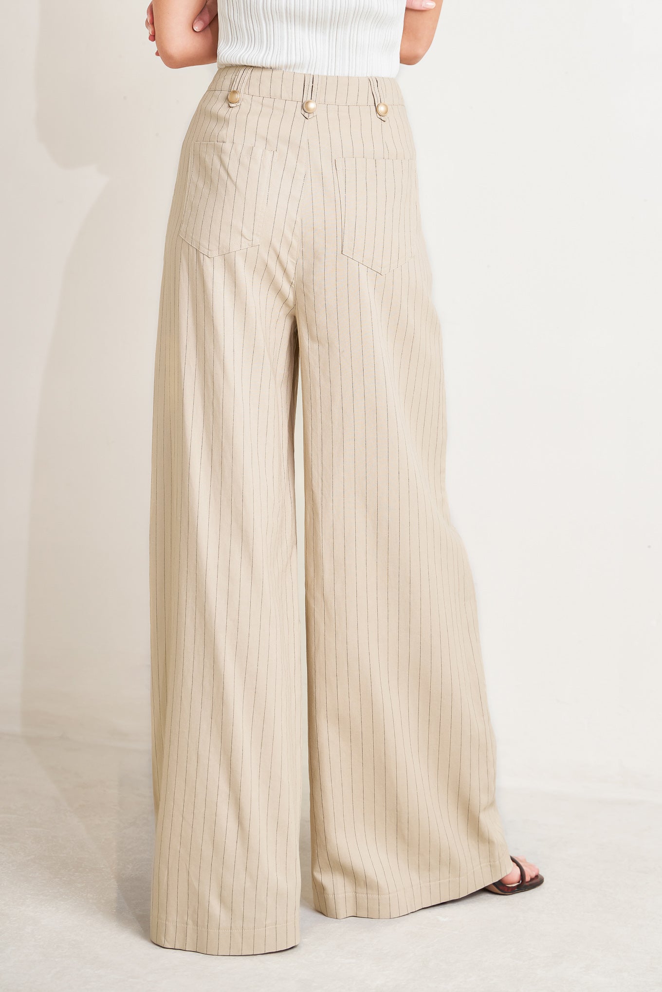 
A striped woven pant featuring front closure, pockets and wide leg.

Details:

Self : 65% Rayon 30% Linen 5% Polyester

Size &amp; Fit

- Model is 5`8" And Wearing Size Small
- Measurements Taken From Size Small
- Approx. Length: 44"