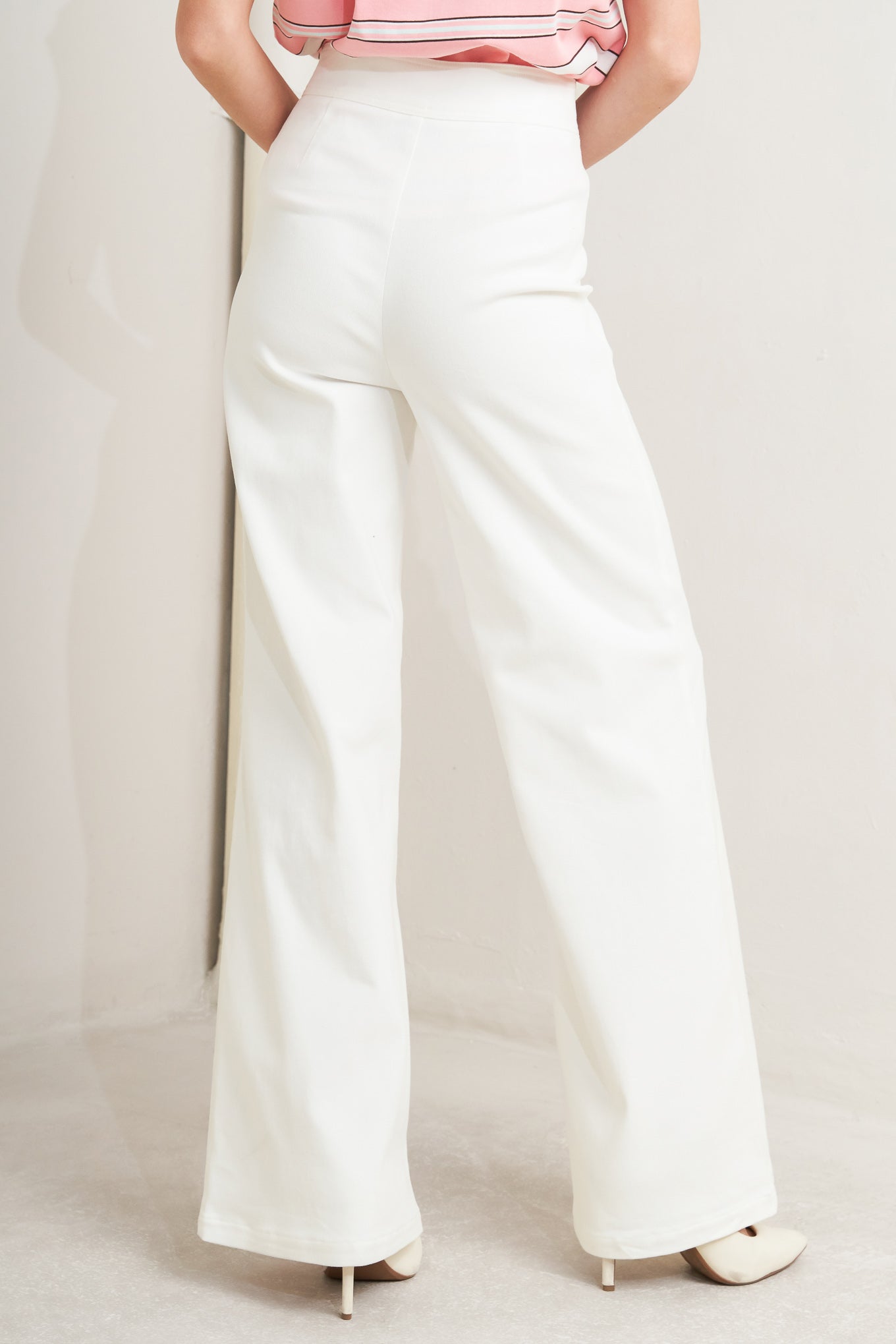 
A solid woven pant featuring front closure with button detail, side pockets and straight wide leg

Details:

Self : 97% Cotton 3% Spandex

Size &amp; Fit

- Model is 5`8" And Wearing Size Small
- Measurements Taken From Size Small
- Approx. Length: 44"
