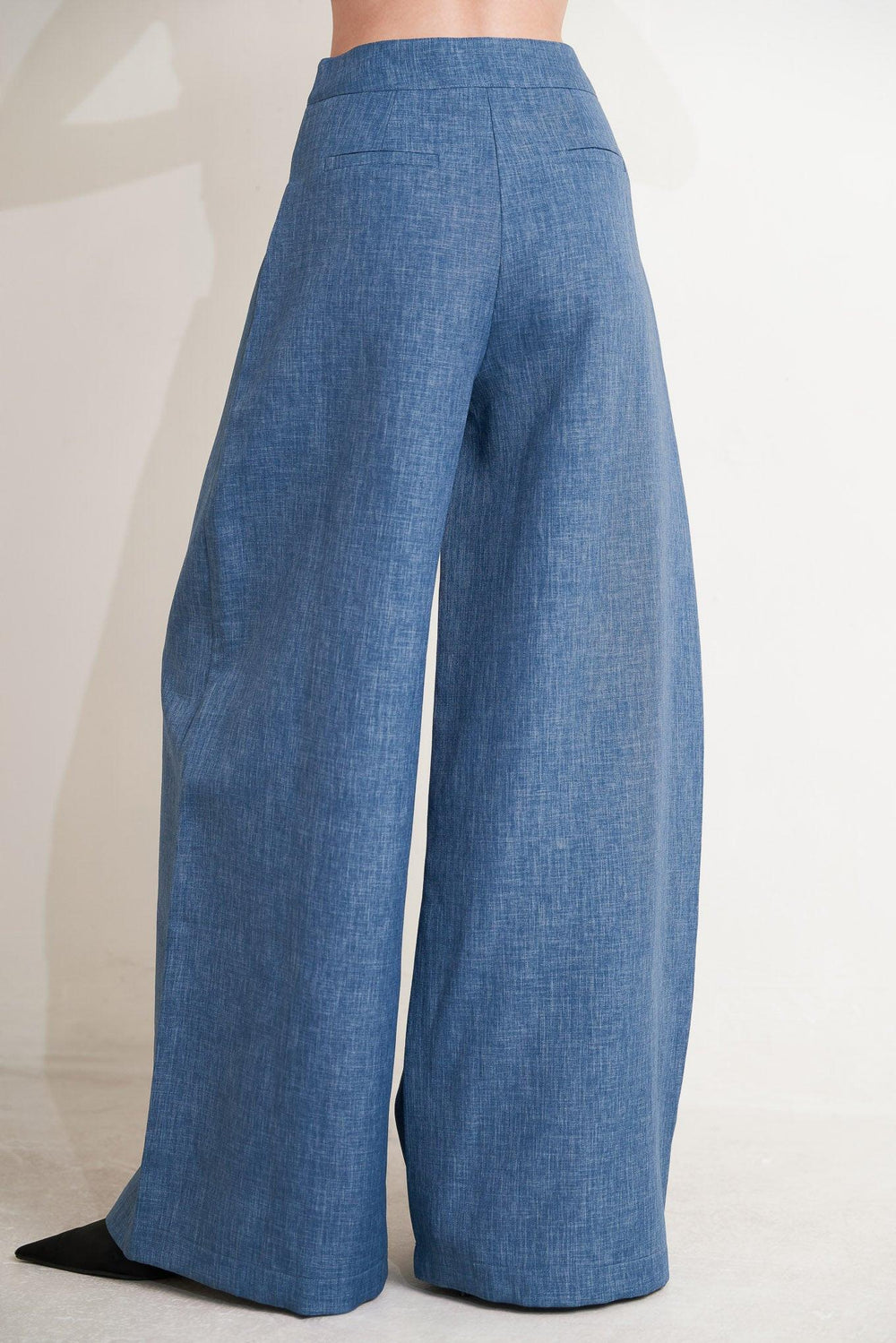 
A solid woven pant featuring front button closure, side pockets and wide leg. Matching vest FJ1362B

Details:

Self : 100% Polyester

Size &amp; Fit

- Model is 5`8" And Wearing Size Small
- Measurements Taken From Size Small
- Approx. Length: 43"