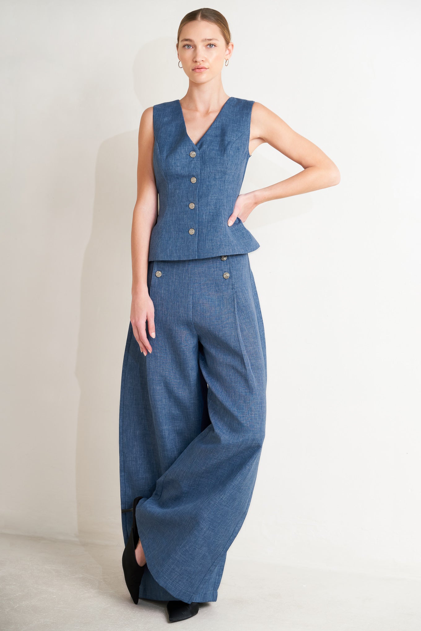 
A solid woven pant featuring front button closure, side pockets and wide leg. Matching vest FJ1362B

Details:

Self : 100% Polyester

Size &amp; Fit

- Model is 5`8" And Wearing Size Small
- Measurements Taken From Size Small
- Approx. Length: 43"