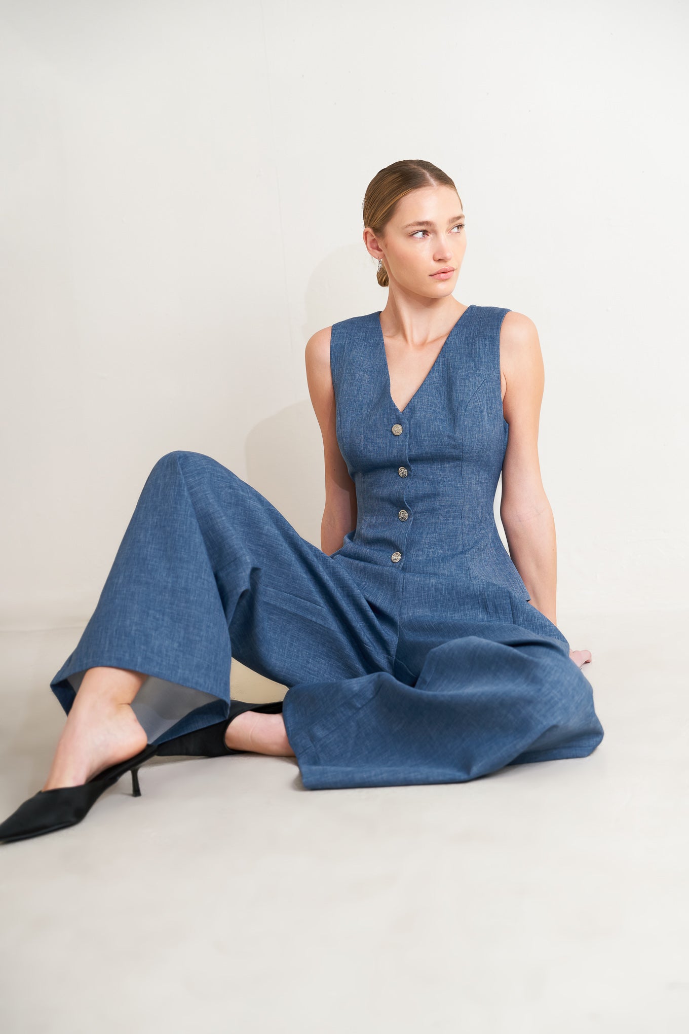 
A solid woven pant featuring front button closure, side pockets and wide leg. Matching vest FJ1362B

Details:

Self : 100% Polyester

Size &amp; Fit

- Model is 5`8" And Wearing Size Small
- Measurements Taken From Size Small
- Approx. Length: 43"