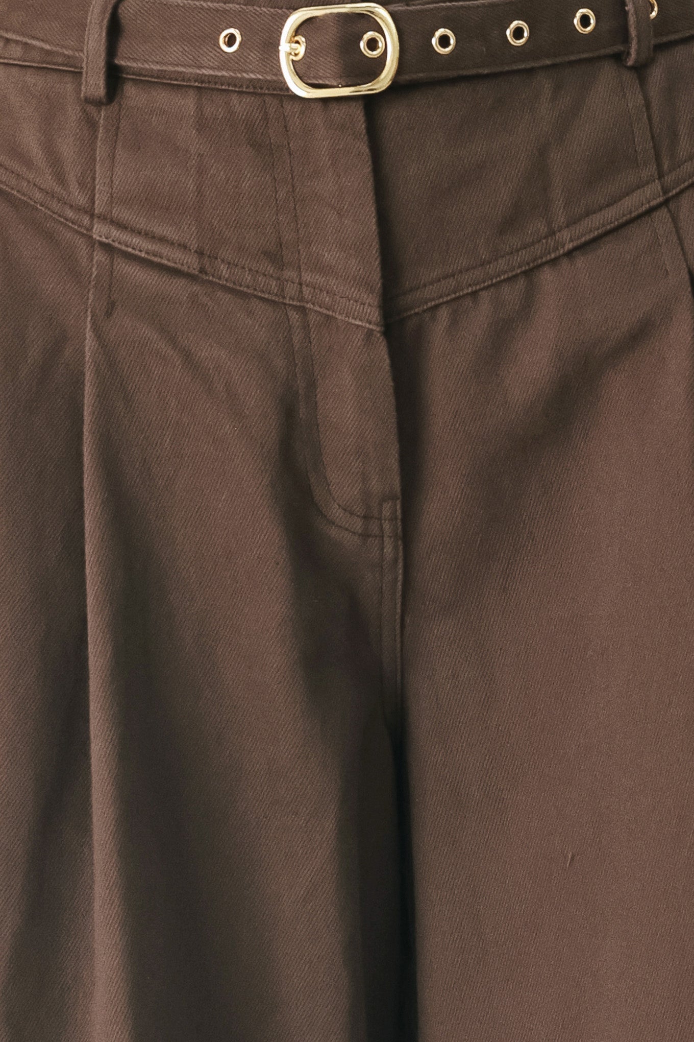 Close-up of brown pants with a belt and buckle | FREEMARKET