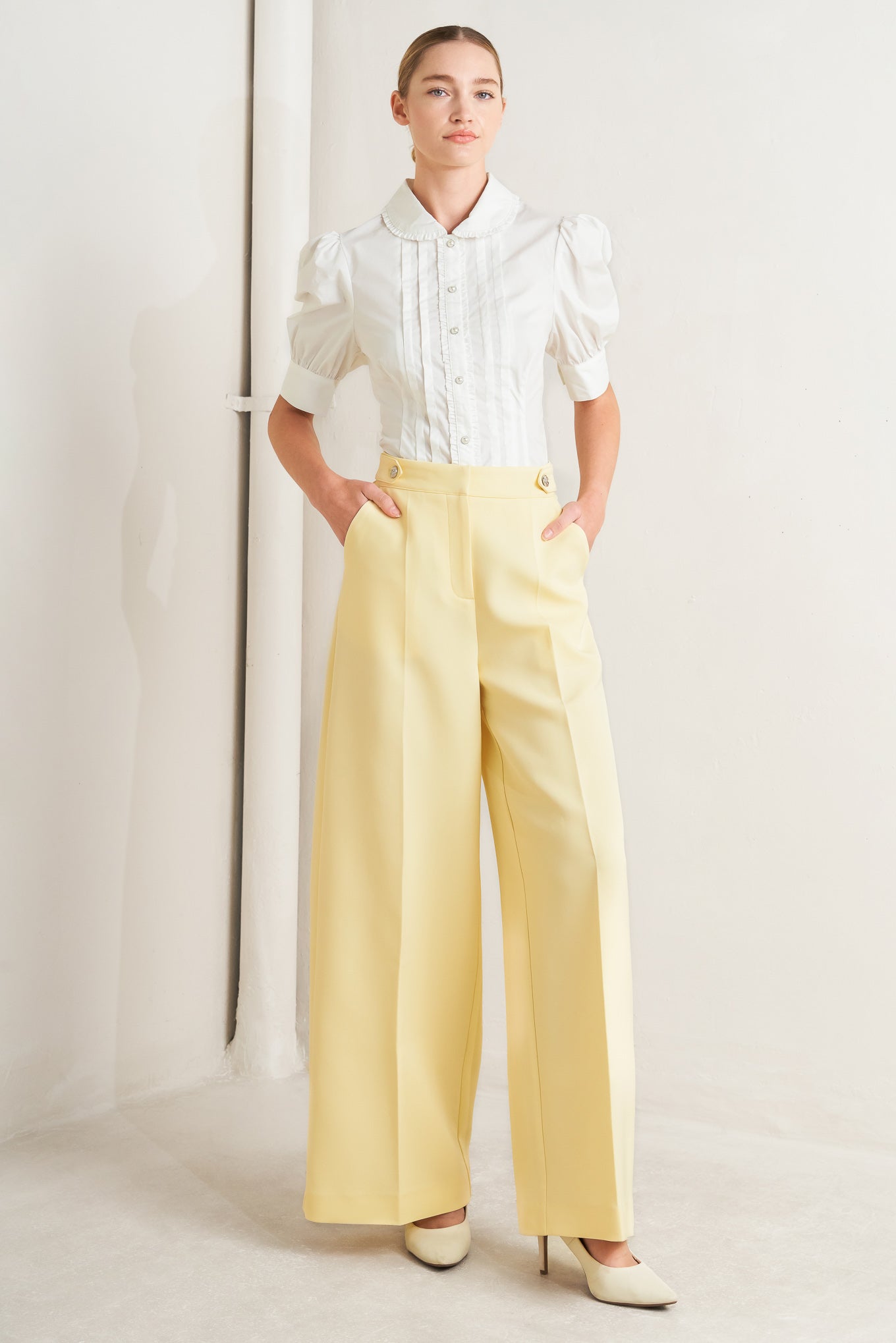 
A solid woven pant featuring front closure, side tab detail and wide leg.&nbsp;
Matching top FT1761B

Details:

Self : 96% Polyester 4% Spandex

Size &amp; Fit

- Model is 5`8" And Wearing Size Small
- Measurements Taken From Size Small
- Approx. Length: 44" Flying Tomato