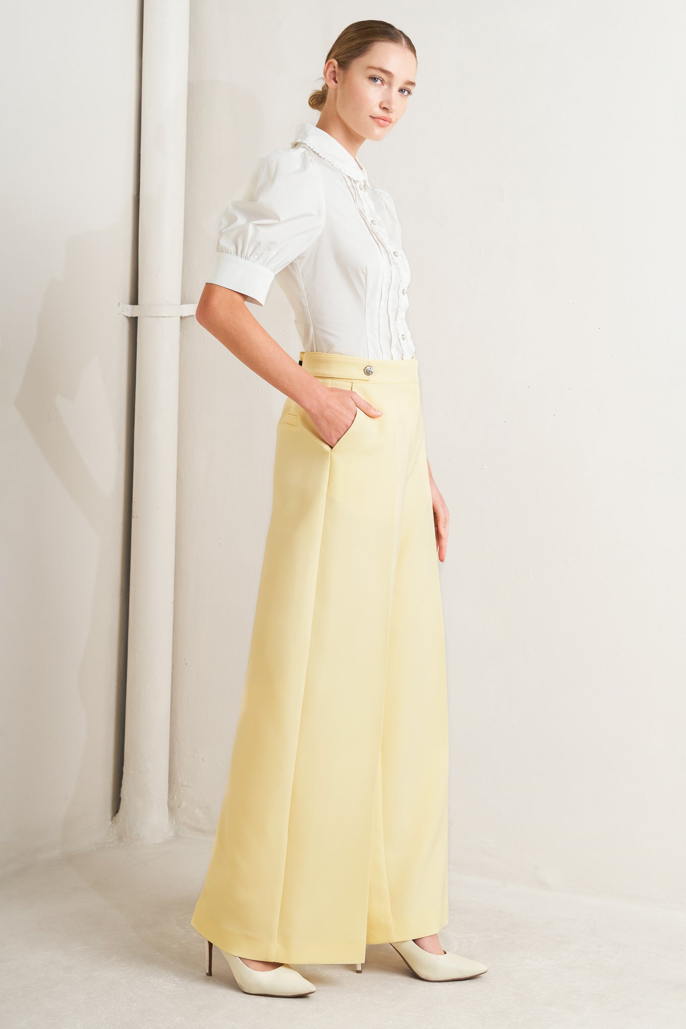 
A solid woven pant featuring front closure, side tab detail and wide leg.&nbsp;
Matching top FT1761B

Details:

Self : 96% Polyester 4% Spandex

Size &amp; Fit

- Model is 5`8" And Wearing Size Small
- Measurements Taken From Size Small
- Approx. Length: 44" Flying Tomato