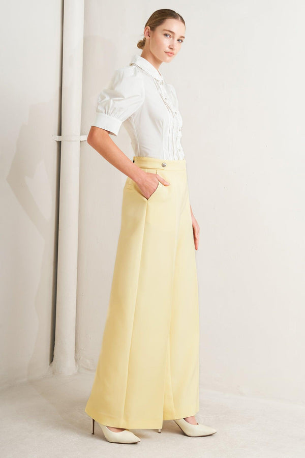 
A solid woven pant featuring front closure, side tab detail and wide leg.&nbsp;
Matching top FT1761B

Details:

Self : 96% Polyester 4% Spandex

Size &amp; Fit

- Model is 5`8" And Wearing Size Small
- Measurements Taken From Size Small
- Approx. Length: 44" Flying Tomato