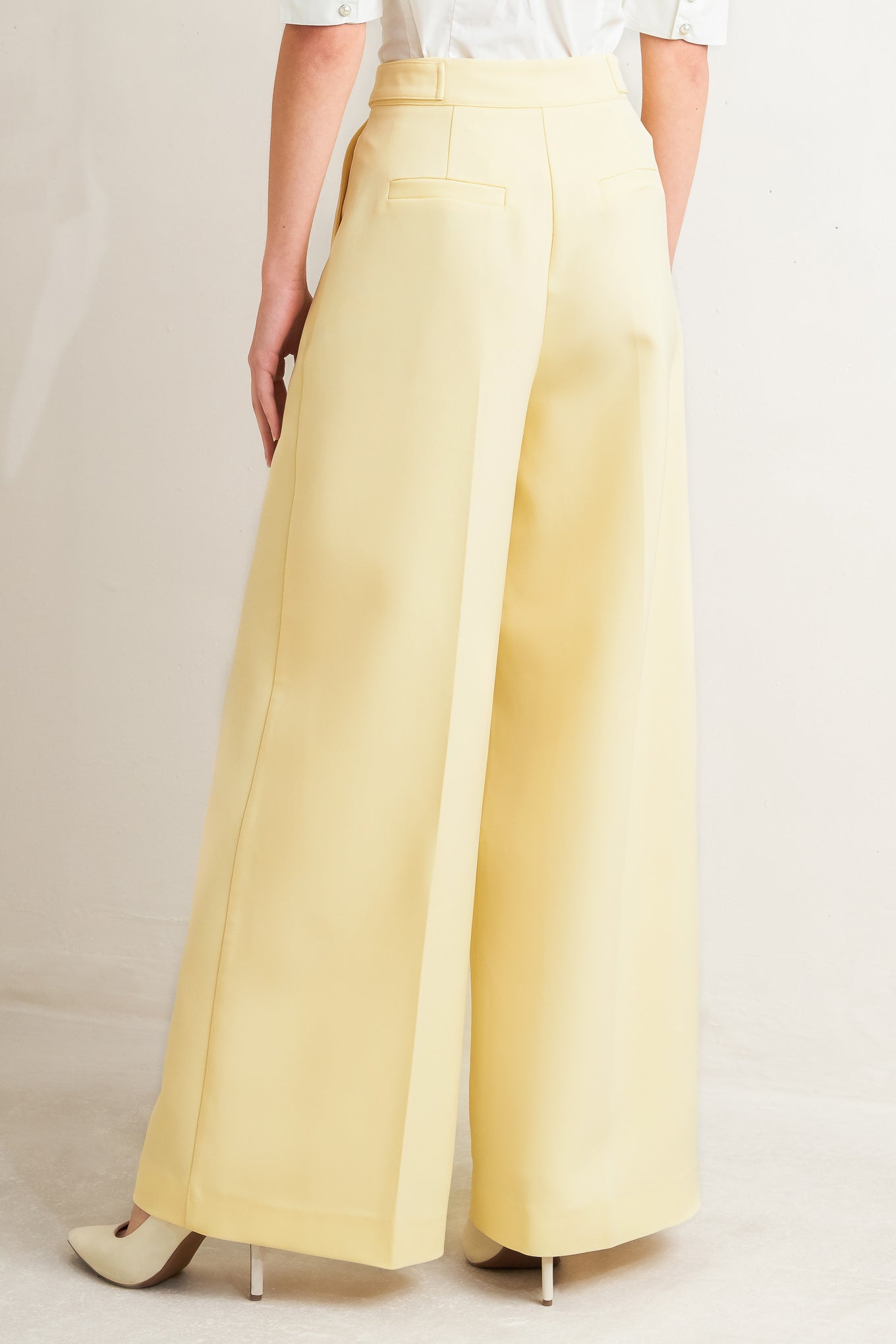 
A solid woven pant featuring front closure, side tab detail and wide leg.&nbsp;
Matching top FT1761B

Details:

Self : 96% Polyester 4% Spandex

Size &amp; Fit

- Model is 5`8" And Wearing Size Small
- Measurements Taken From Size Small
- Approx. Length: 44" Flying Tomato