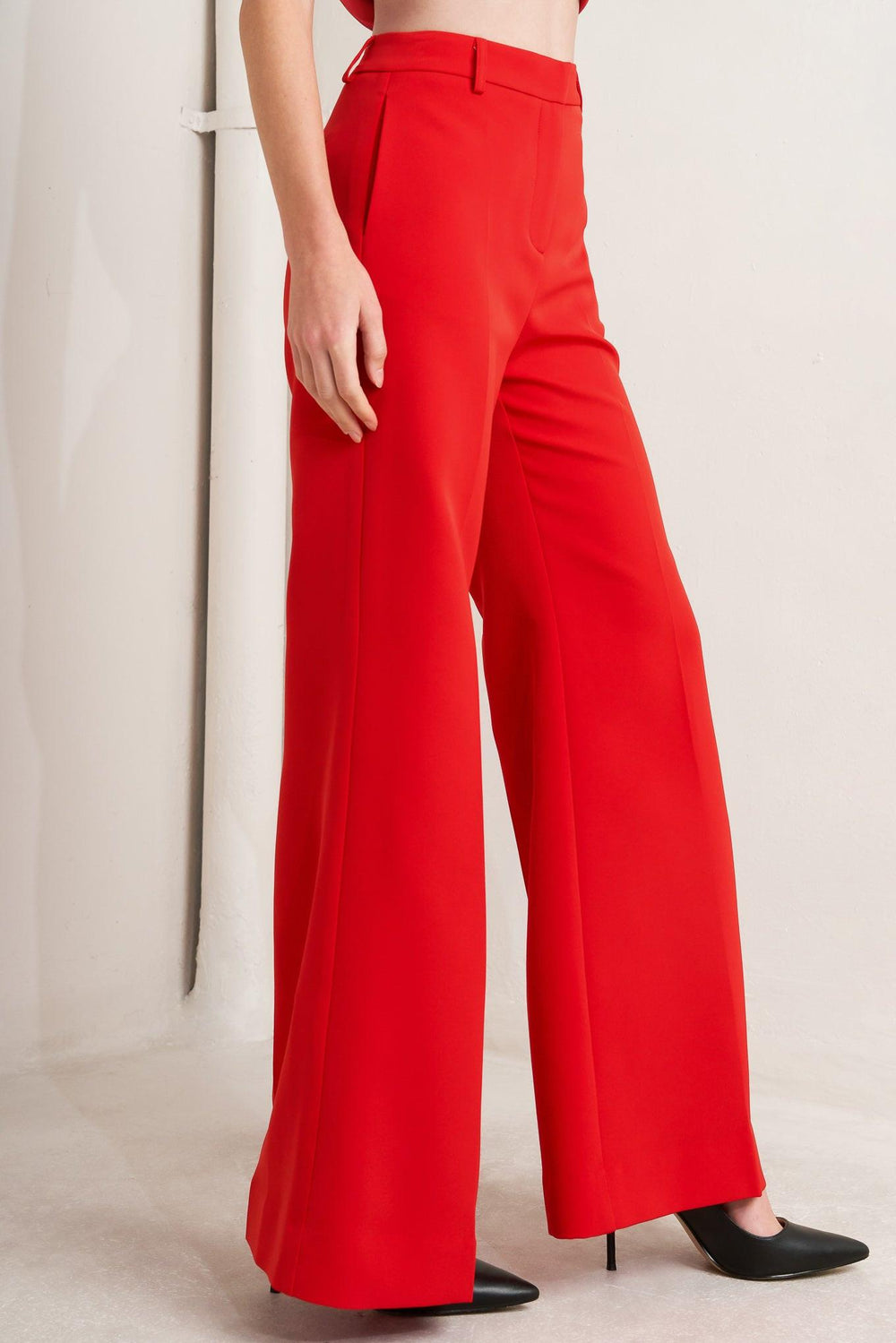 A solid woven pant with front closure and side pockets. Matching top FT1762-B

Details:

Self: 95% Polyester 5% Spandex

Lining: 100% Polyester

Size & Fit

-Model is 5`8" And Wearing Size Small
-Measurements Taken From Size Small
-Approx. Length: 43"