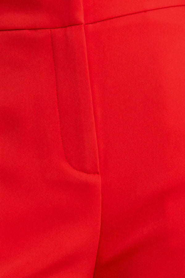 A solid woven pant with front closure and side pockets. Matching top FT1762-B

Details:

Self: 95% Polyester 5% Spandex

Lining: 100% Polyester

Size & Fit

-Model is 5`8" And Wearing Size Small
-Measurements Taken From Size Small
-Approx. Length: 43"