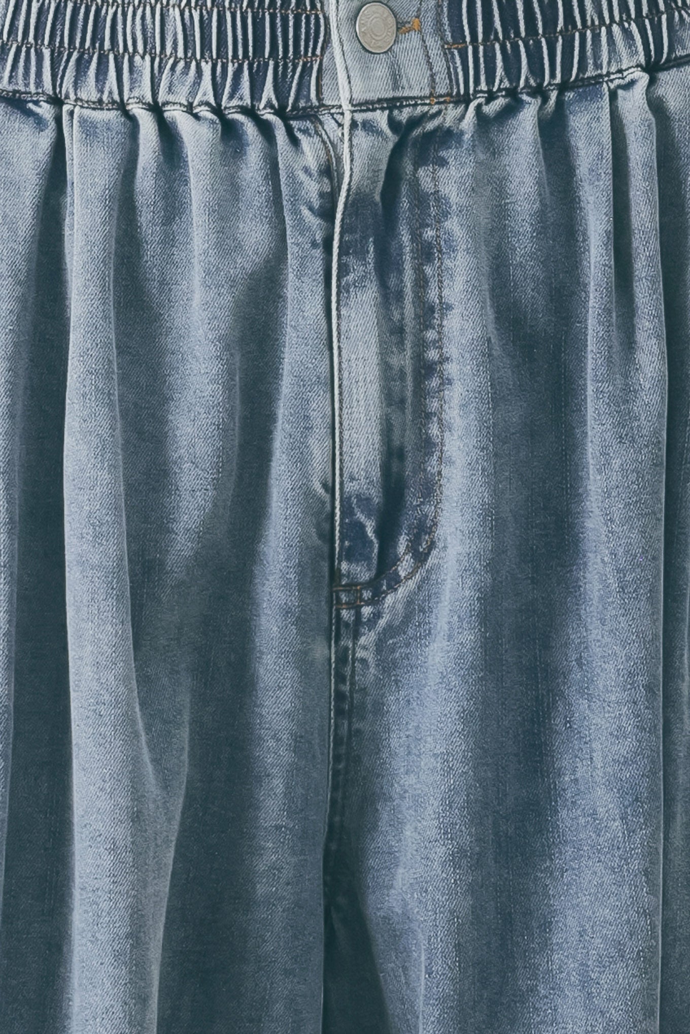 Close-up of blue denim pants with a button and elastic waistband | FREEMARKET | Flying Tomato