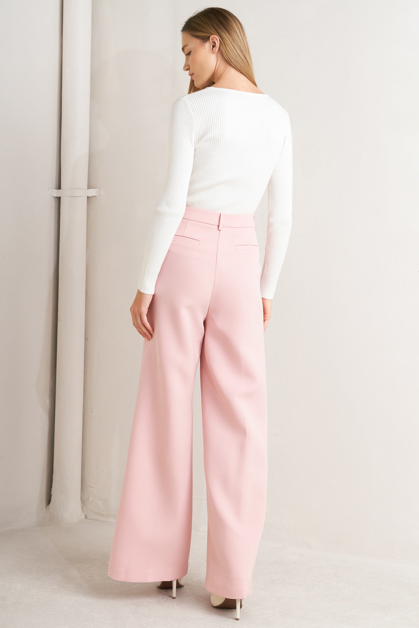 A solid woven pant featuring front closure, pockets and wide leg.