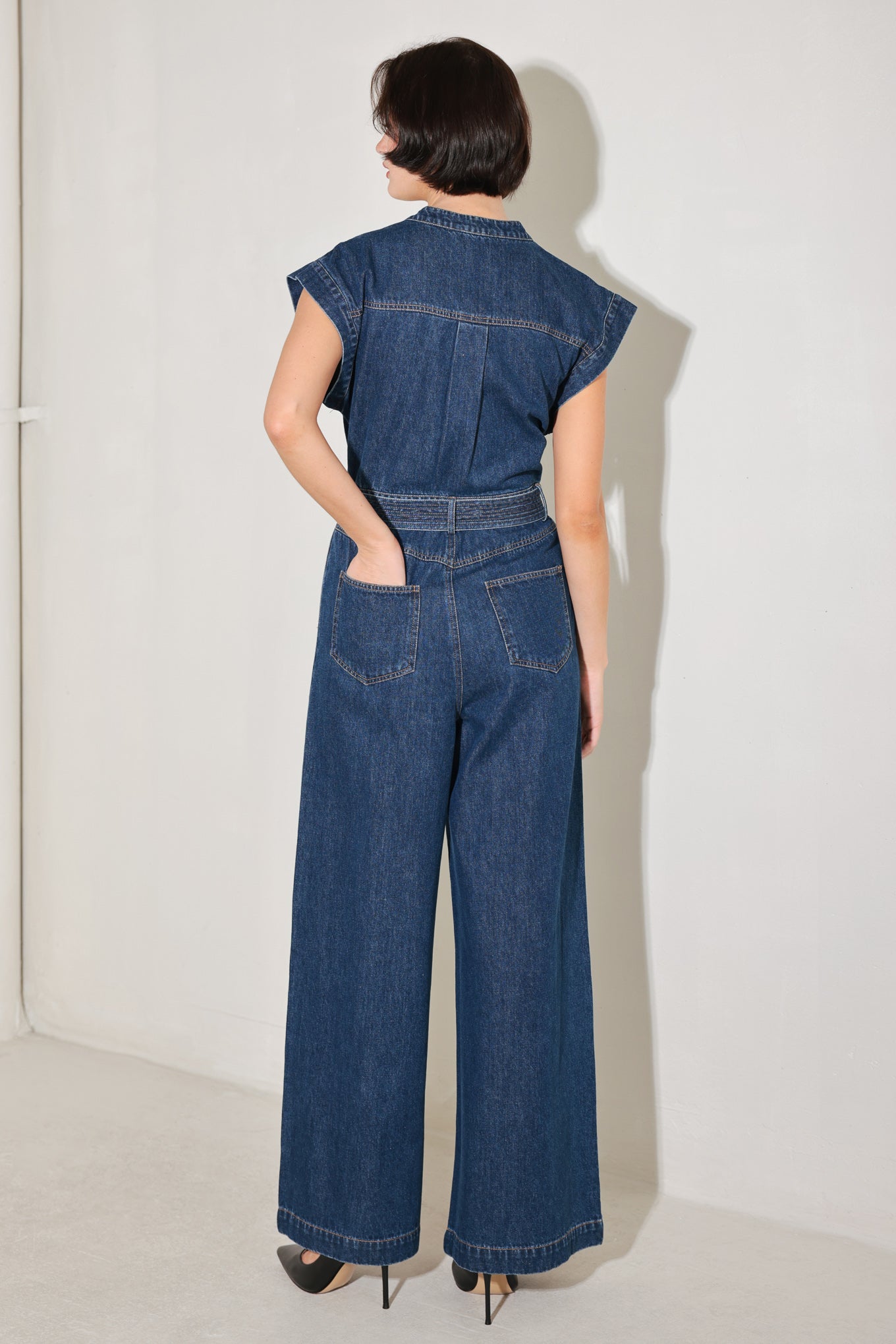 
A washed denim jumpsuit featuring front closure, short sleeve, pockets, stitched belt and wide leg

Details:

Self : 90% Cotton 10% Polyester

Size &amp; Fit

- Model is 5`8" And Wearing Size Small
- Measurements Taken From Size Small
- Approx. Length: 59"