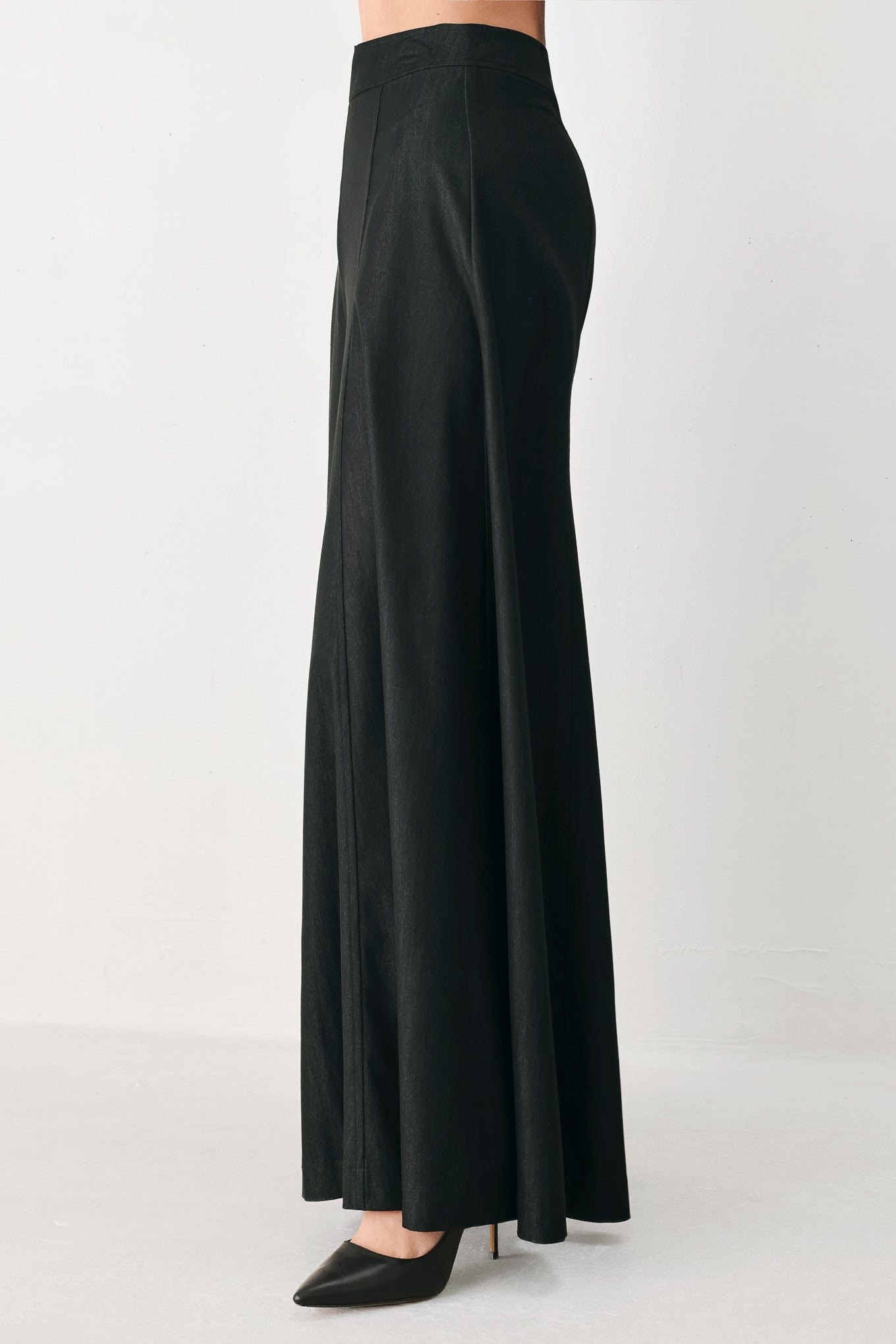 A model wearing high-waisted, wide-leg black trousers | FREEMARKET