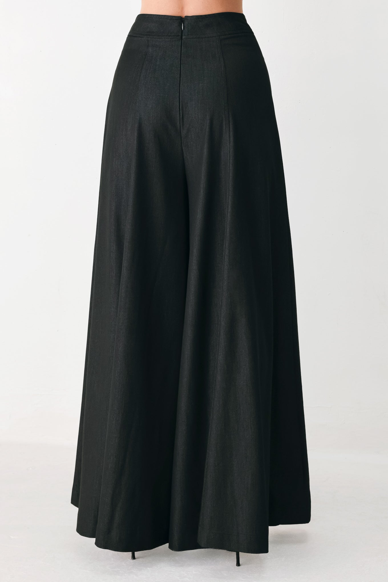 A model wearing high-waisted, wide-leg black trousers | FREEMARKET