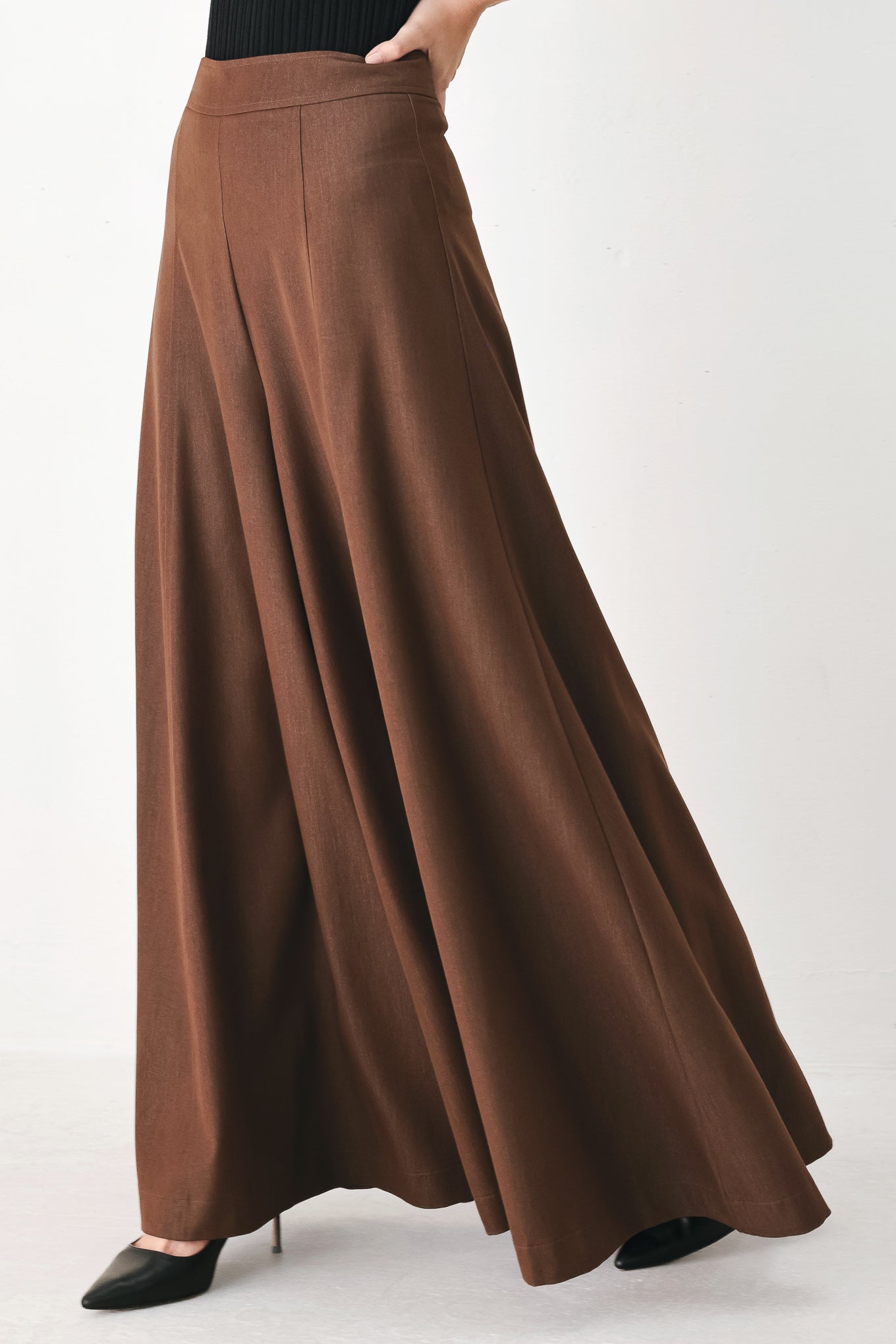 A model wearing high-waisted, wide-leg brown trousers | FREEMARKET
