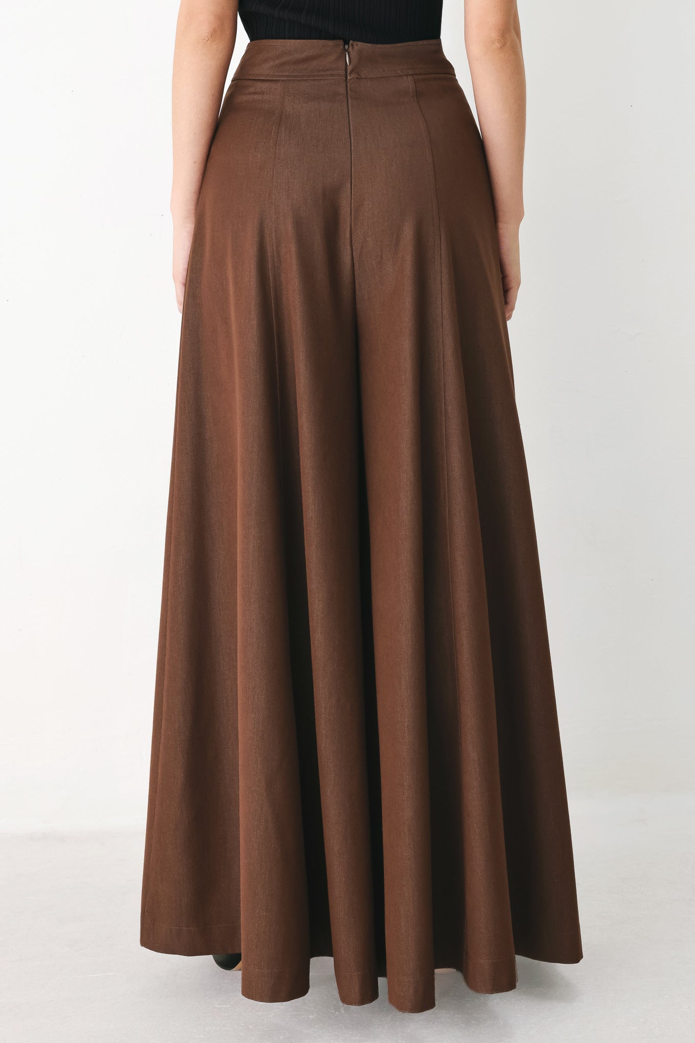 A model wearing high-waisted, wide-leg brown trousers | FREEMARKET