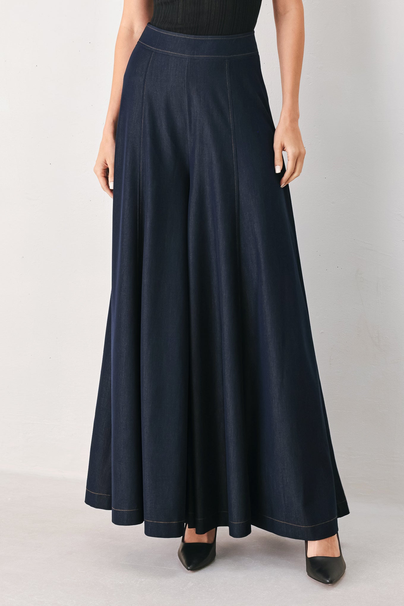 A model wearing high-waisted, wide-leg dark navy blue trousers | FREEMARKET