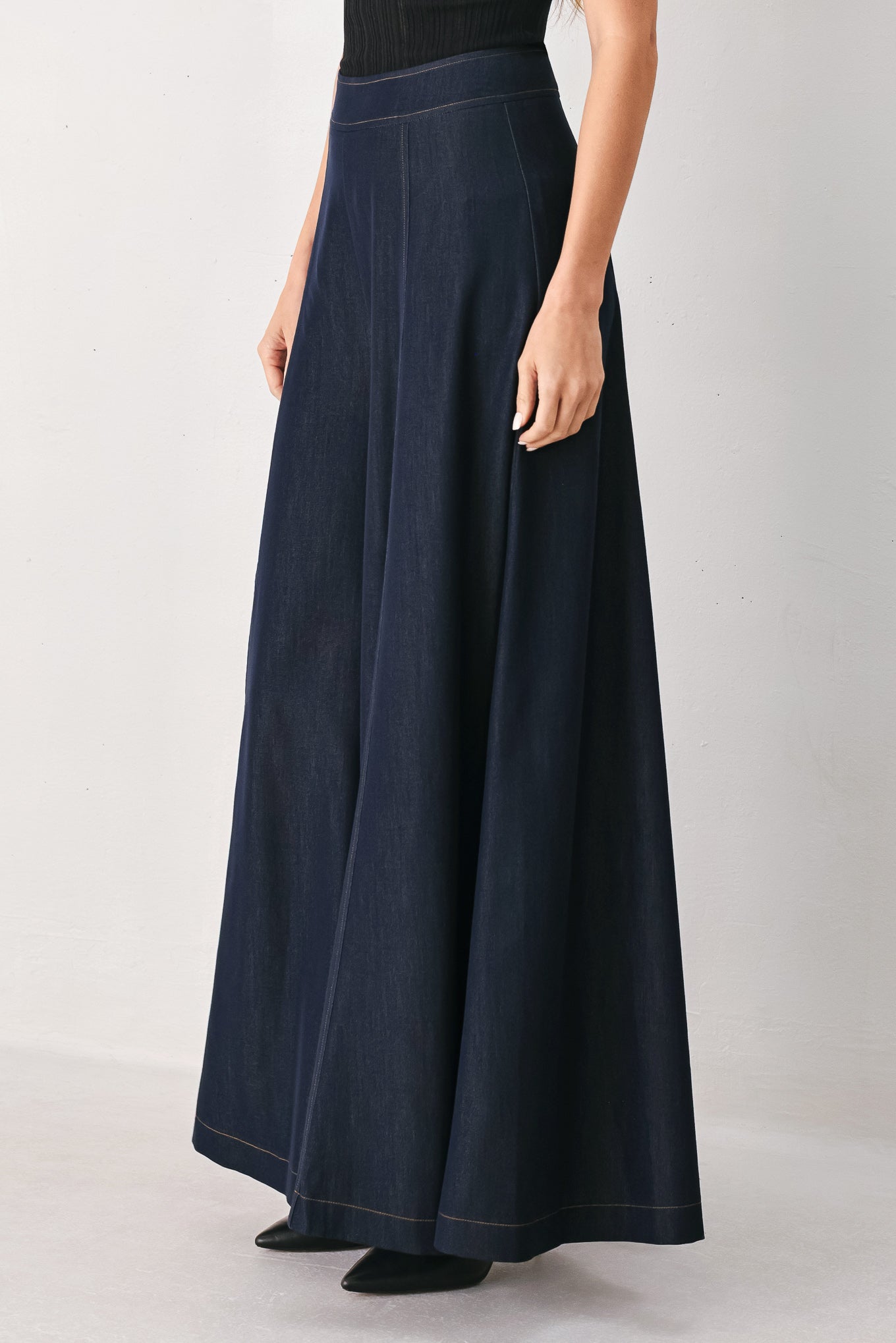A model wearing high-waisted, wide-leg dark navy blue trousers | FREEMARKET