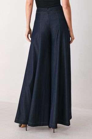A model wearing high-waisted, wide-leg dark navy blue trousers | FREEMARKET