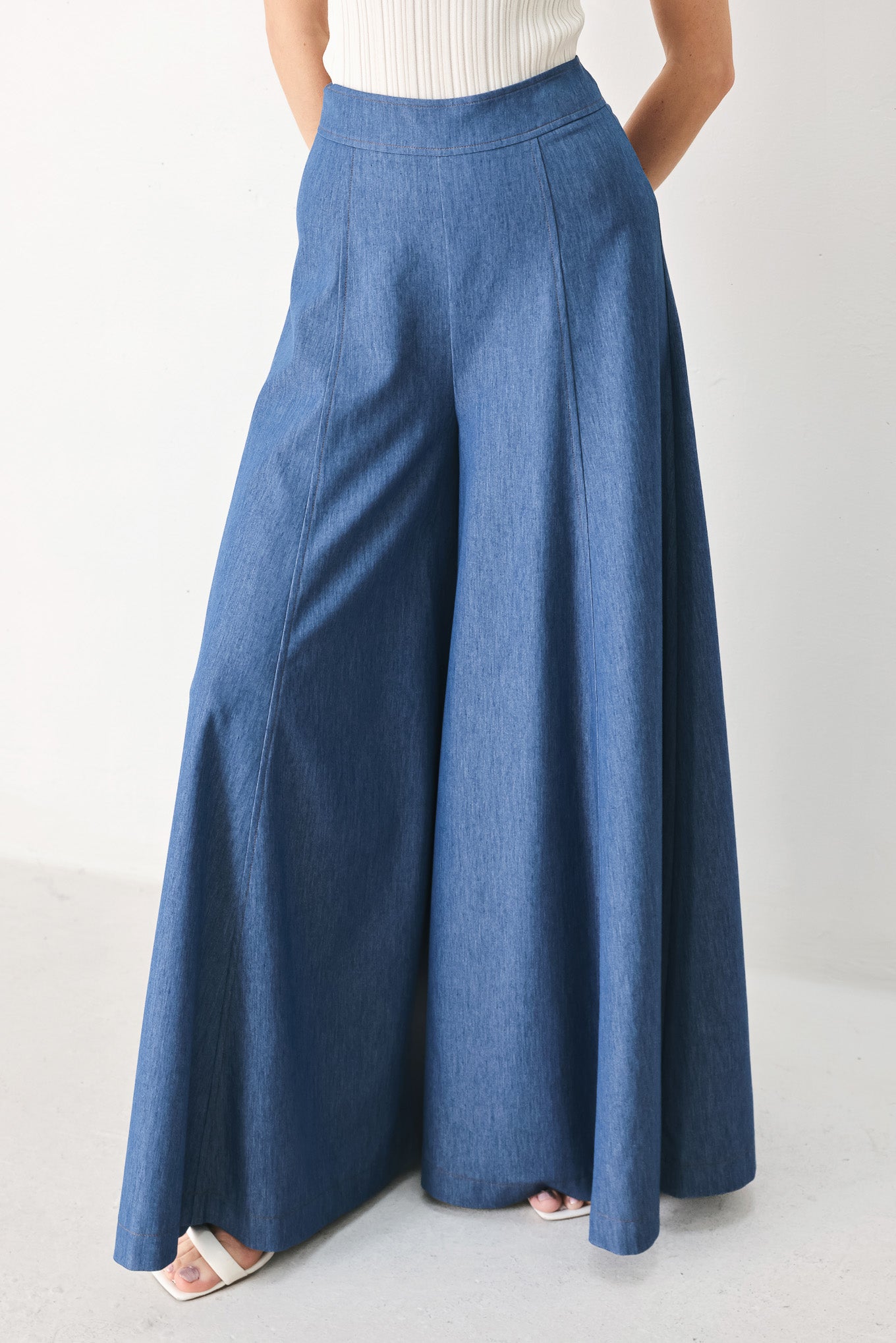 Woman wearing blue wide leg woven pants with back zipper closure | FREEMARKET