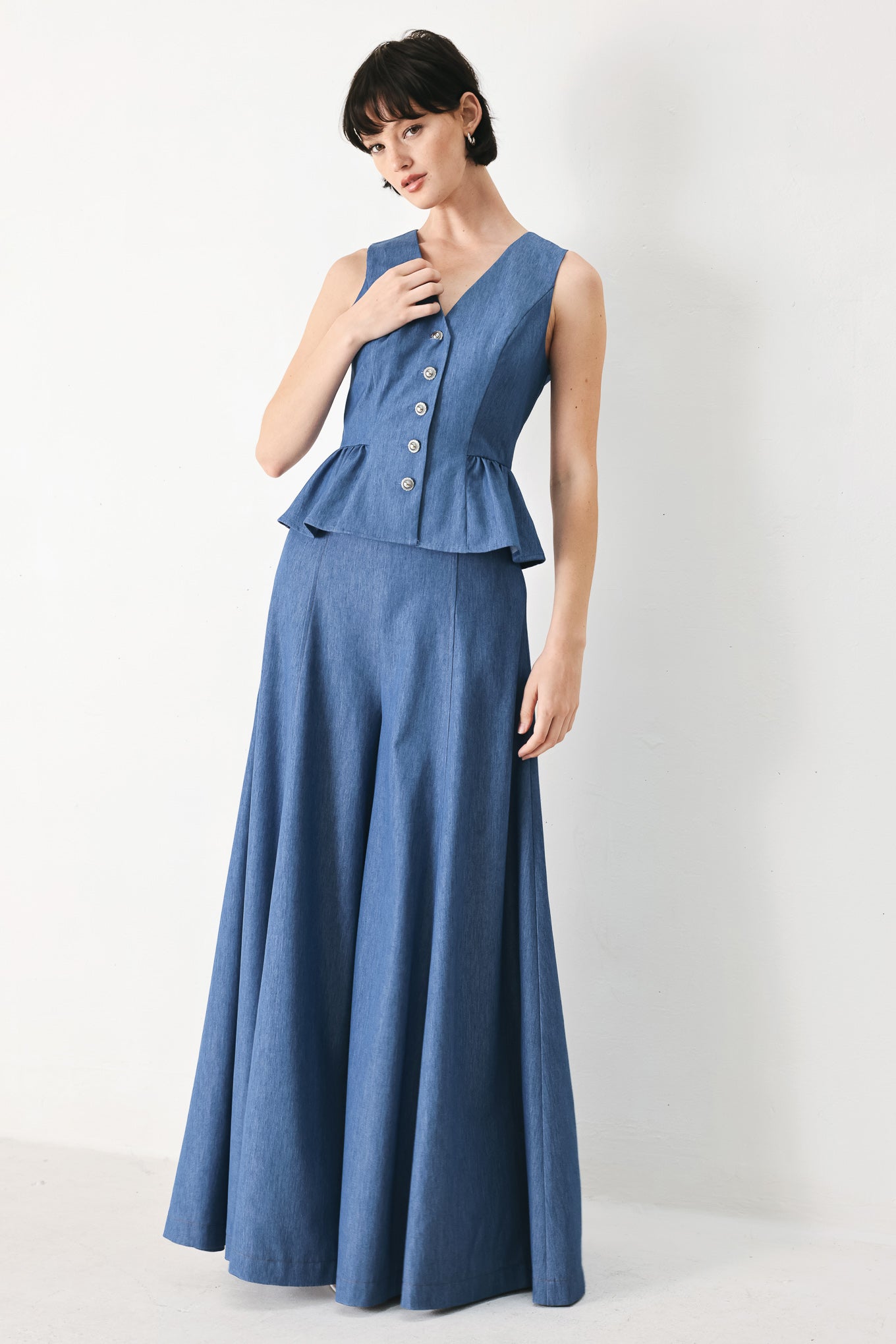 Woman wearing blue wide leg woven pants with back zipper closure | FREEMARKET