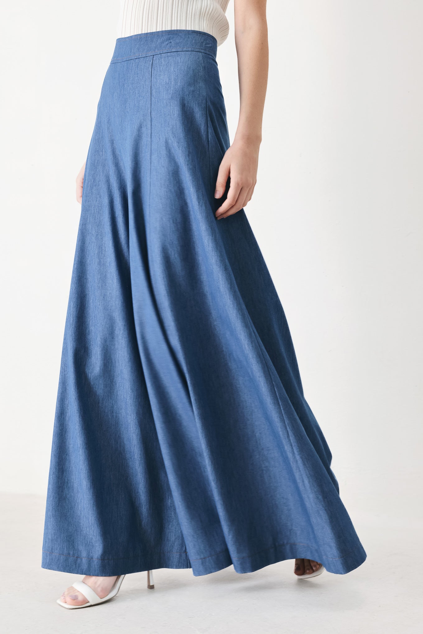 Woman wearing blue wide leg woven pants with back zipper closure | FREEMARKET