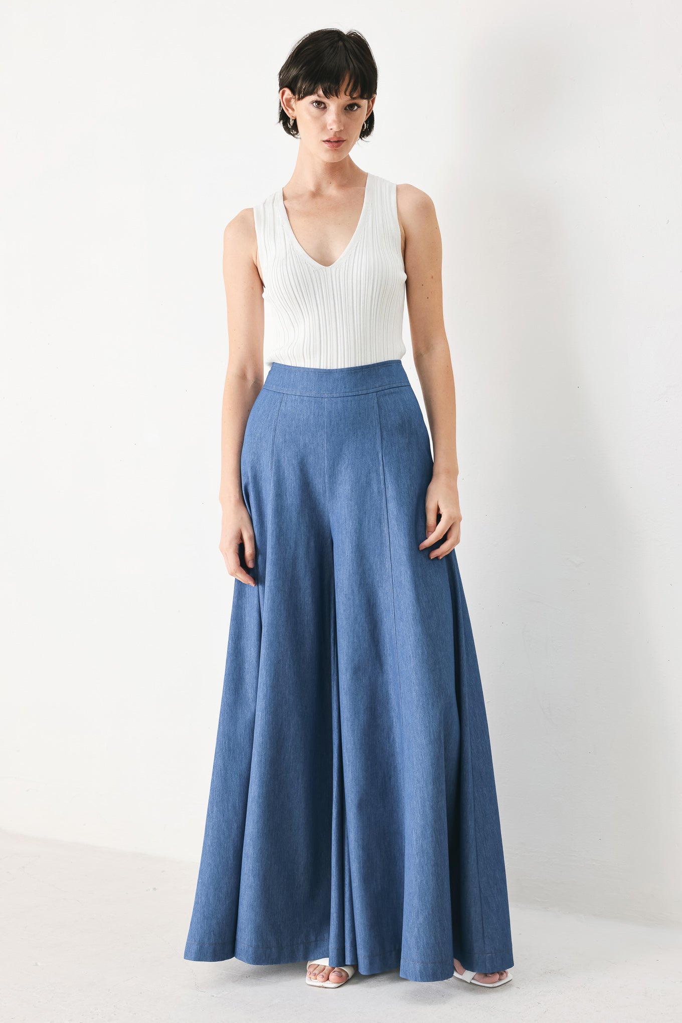 Woman wearing blue wide leg woven pants with back zipper closure | FREEMARKET