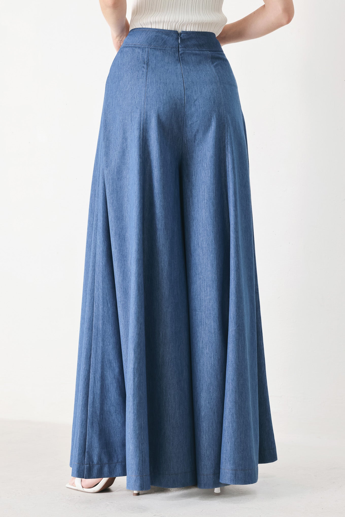 Woman wearing blue wide leg woven pants with back zipper closure | FREEMARKET