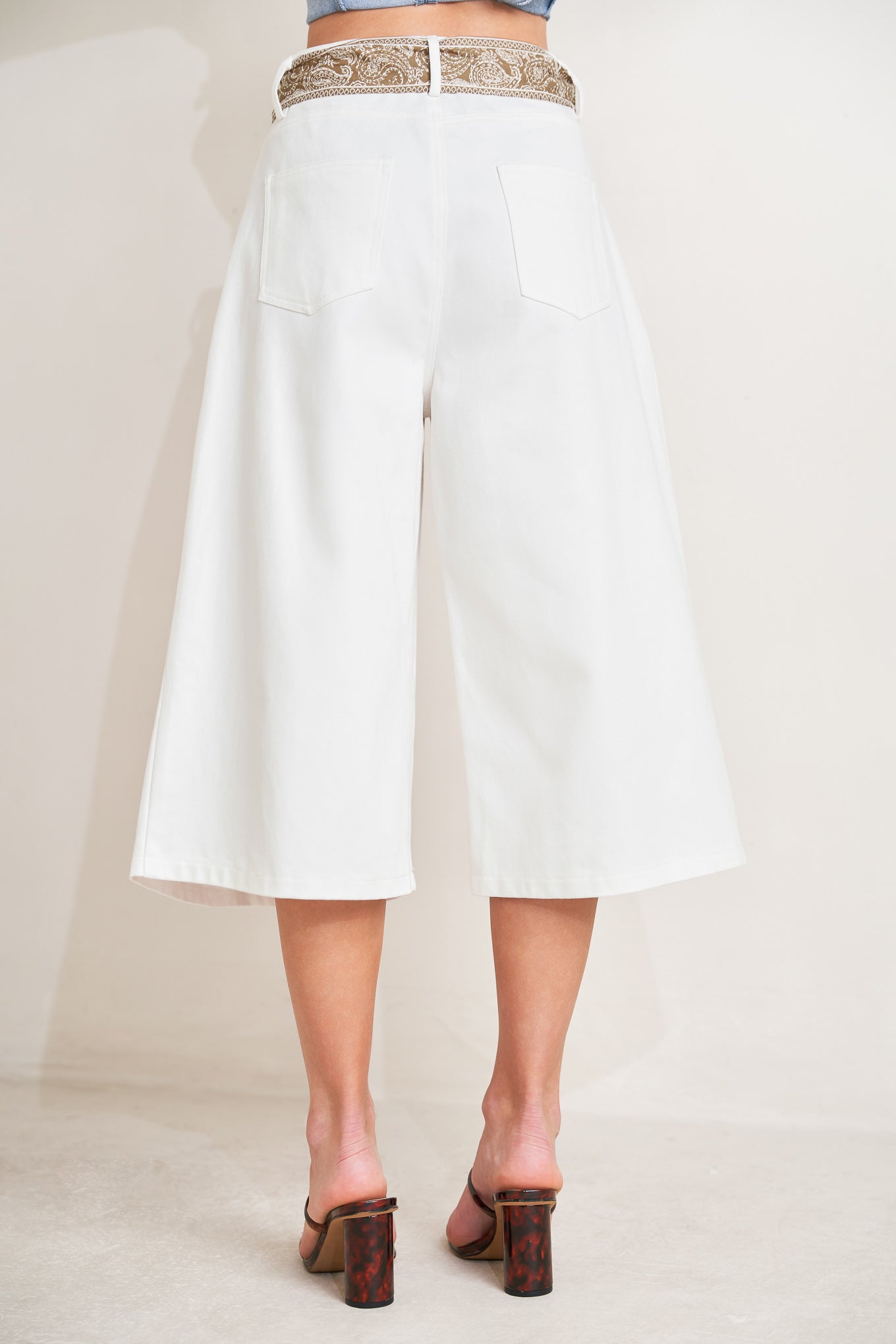 
A solid woven culotte pant featuring front closure, pockets and printed sash

Details:

Self : 100% Cotton
Contrast : 100% Cotton

Size &amp; Fit

- Model is 5`8" And Wearing Size Small
- Measurements Taken From Size Small
- Approx. Length: 32"