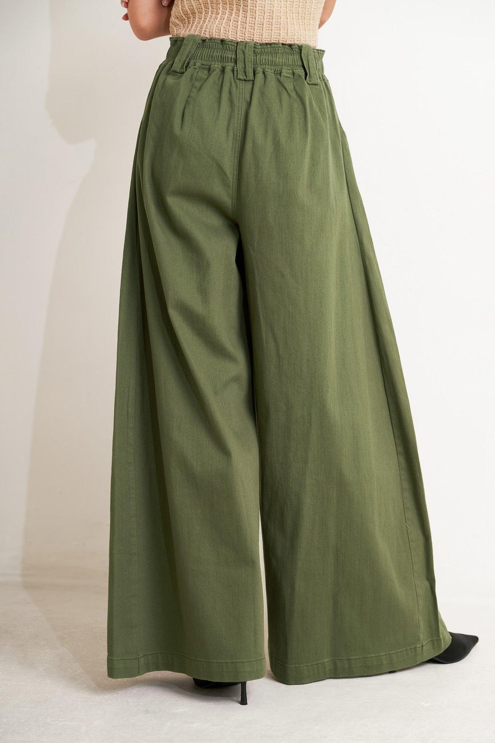 
A solid woven pant featuring front closure, elastic waist with tie, pockets and wide leg. Matching vest FJ1373

Details:

Self : 97% Cotton 3% Spandex

Size &amp; Fit

- Model is 5`8" And Wearing Size Small
- Measurements Taken From Size Small
- Approx. Length: 42"