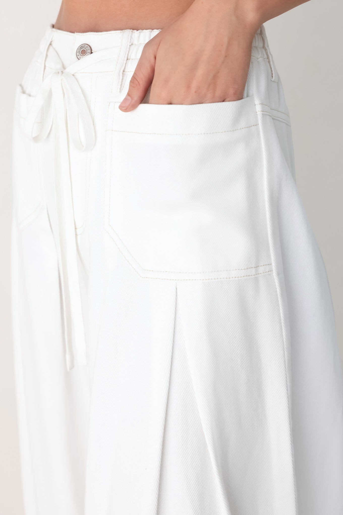 Woman wearing white wide-leg pants | FREEMARKET