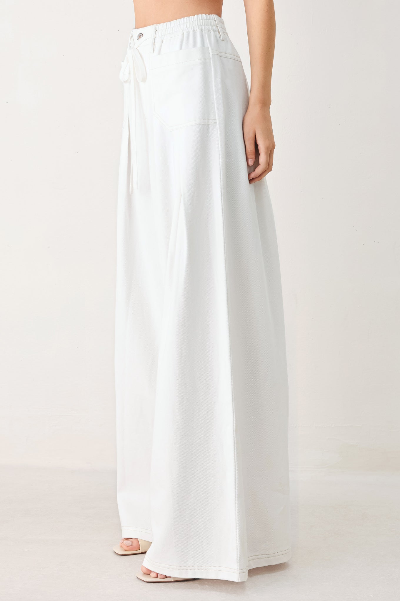 Woman wearing white wide-leg pants | FREEMARKET