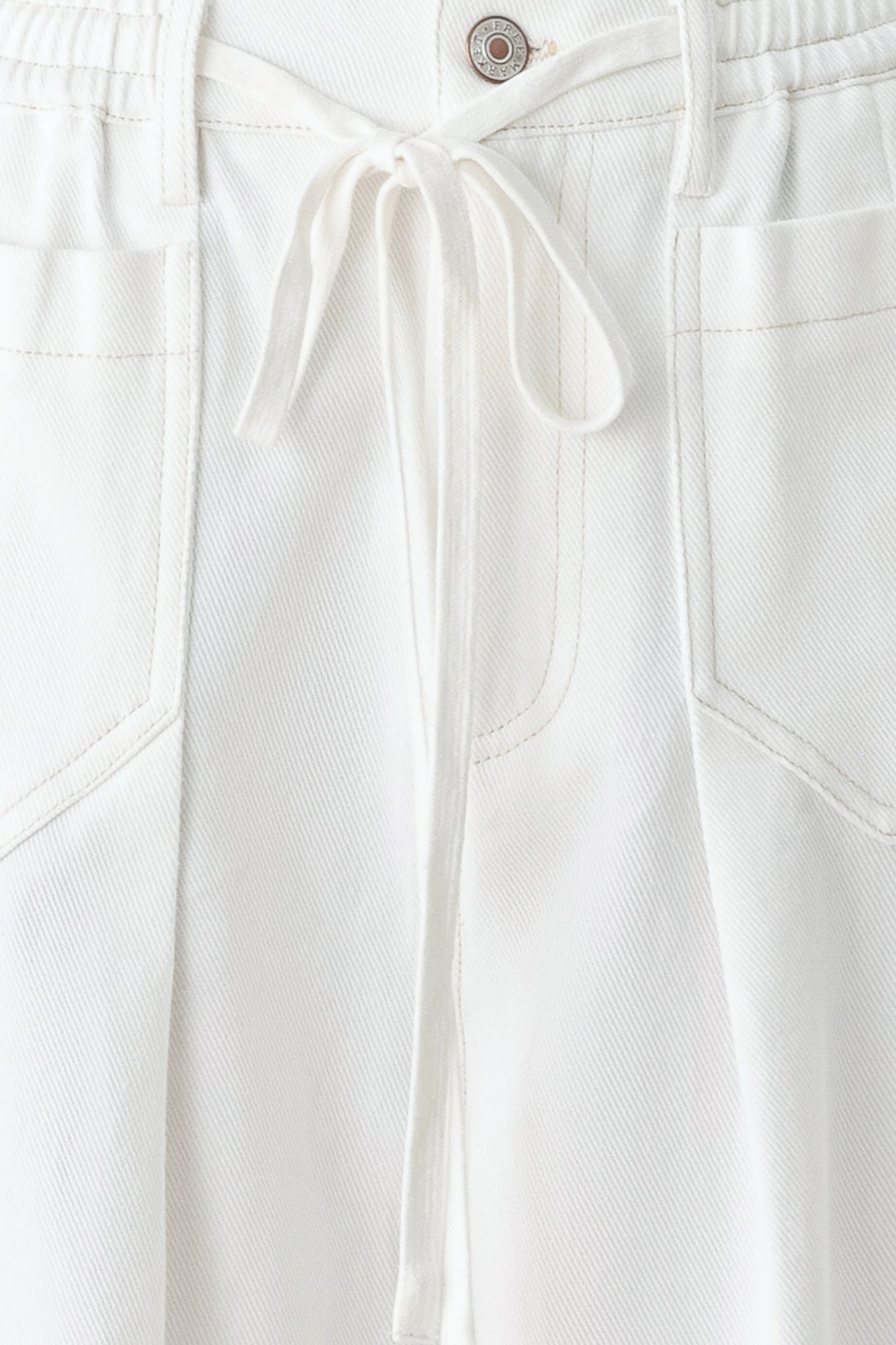Woman wearing white wide-leg pants | FREEMARKET
