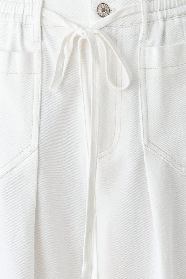 Woman wearing white wide-leg pants | FREEMARKET