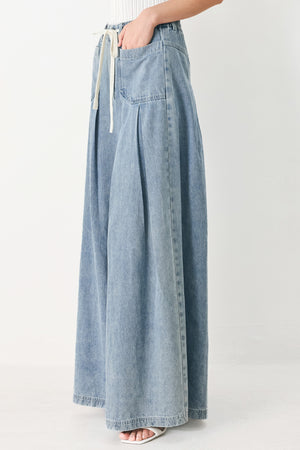 Woman wearing a light blue denim wide-leg pants with a drawstring waist | FREEMARKET