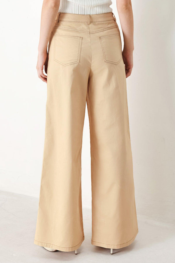 A solid woven pant featuring front closure, contrasting tie, pockets and wide leg