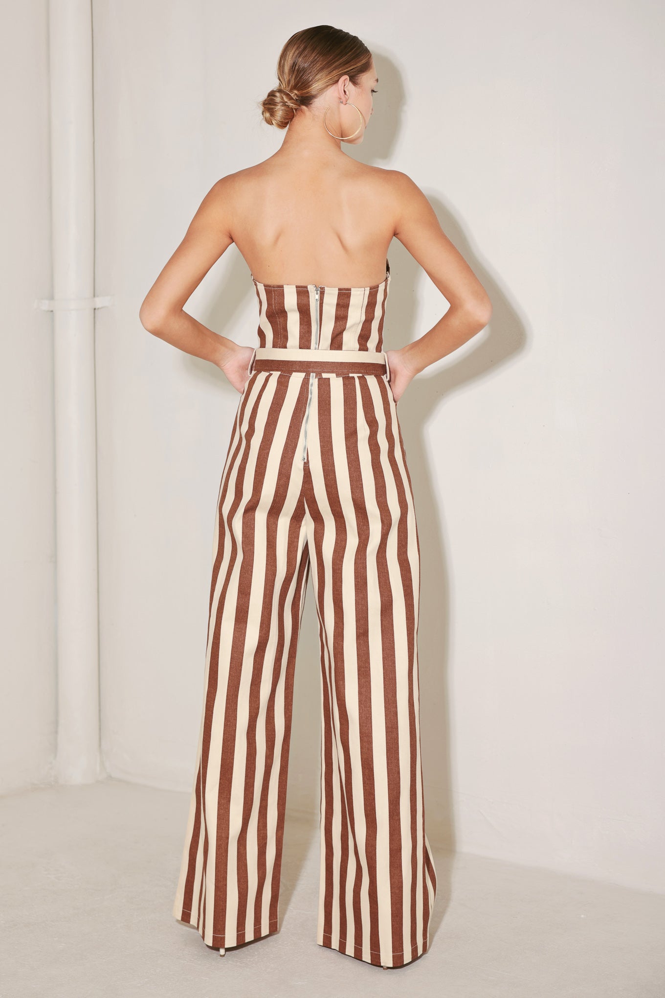 
A printed woven jumpsuit featuring strapless sweetheart neckline, self belt, wide leg and back zipper closure

Details:

Self : 100% Cotton

Size &amp; Fit

- Model is 5`8" And Wearing Size Small
- Measurements Taken From Size Small
- Approx. Length: 52"