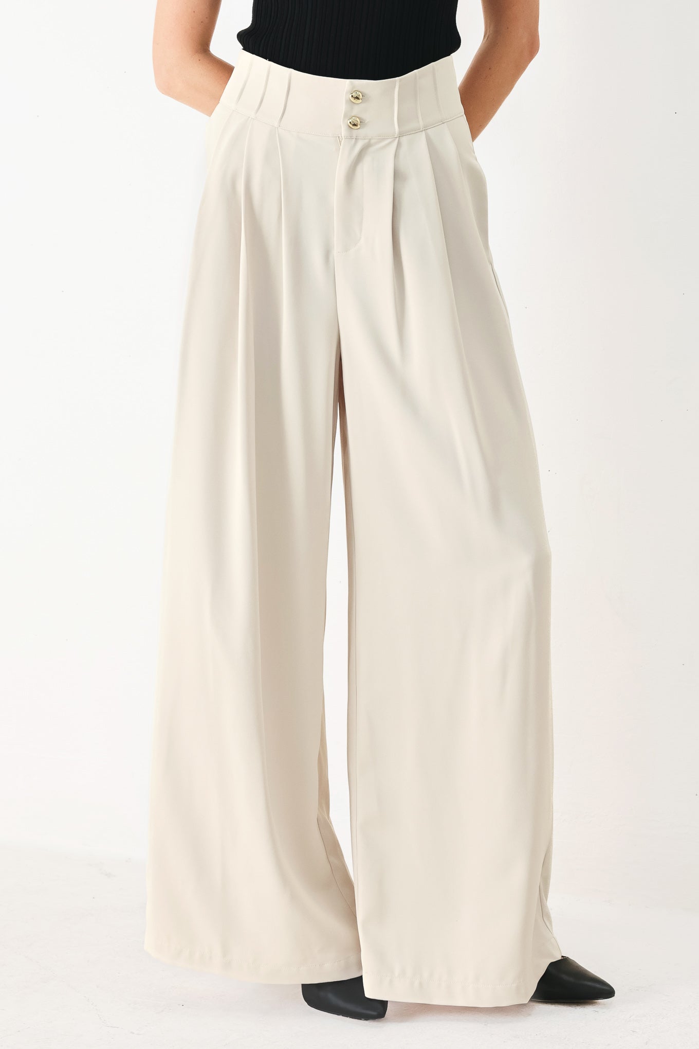 Woman wearing ivory woven wide-leg pants with front closure and pleated front | FREEMARKET