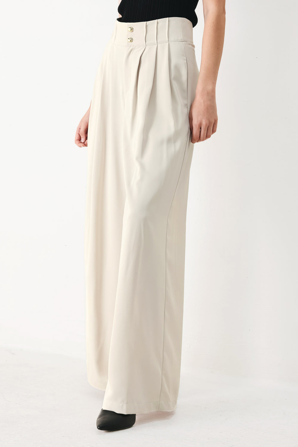 Woman wearing ivory woven wide-leg pants with front closure and pleated front | FREEMARKET