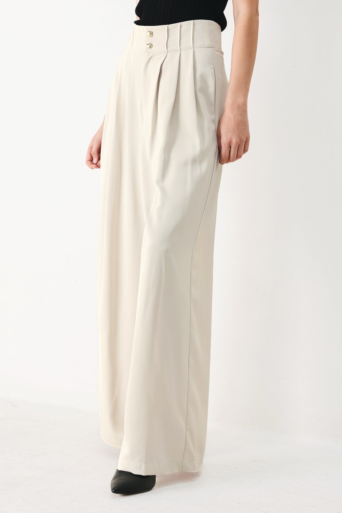 Woman wearing ivory woven wide-leg pants with front closure and pleated front | FREEMARKET