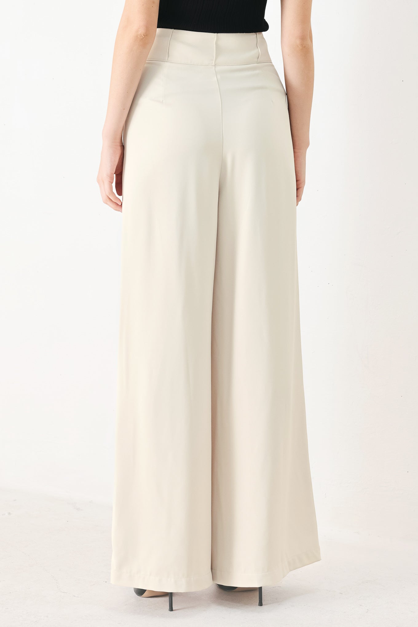 Woman wearing ivory woven wide-leg pants with front closure and pleated front | FREEMARKET