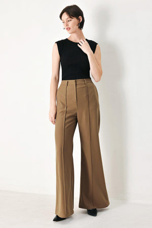 A solid woven pant with front closure and wide leg.