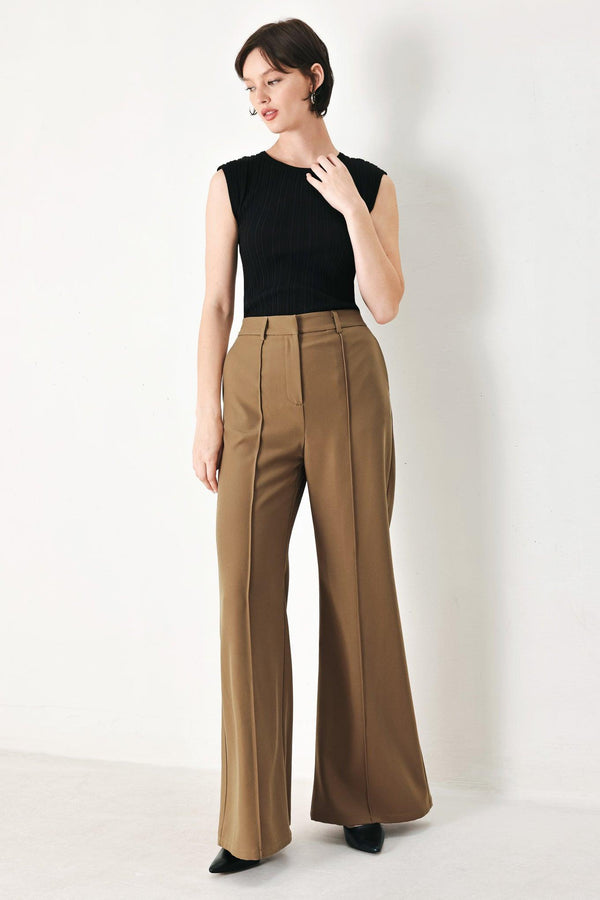 A solid woven pant with front closure and wide leg.