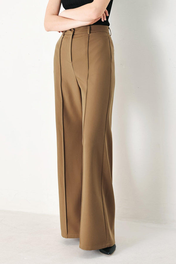 A solid woven pant with front closure and wide leg.
