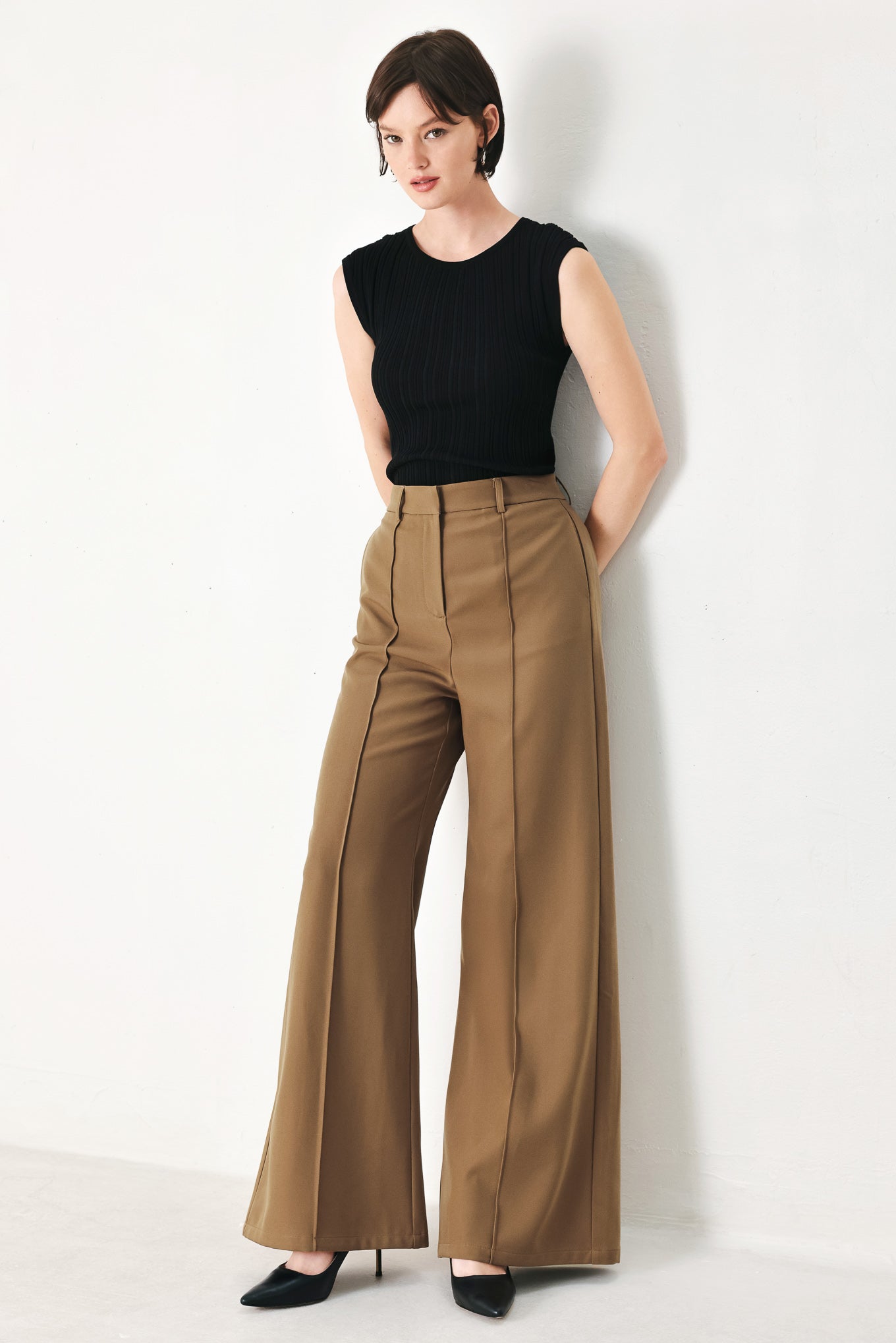 A solid woven pant with front closure and wide leg.