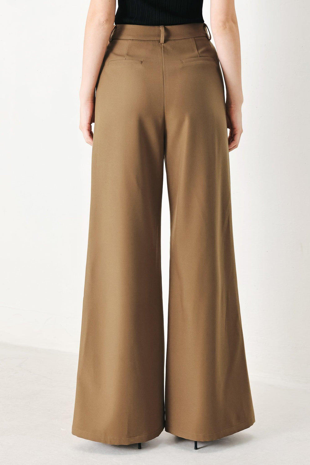 A solid woven pant with front closure and wide leg.