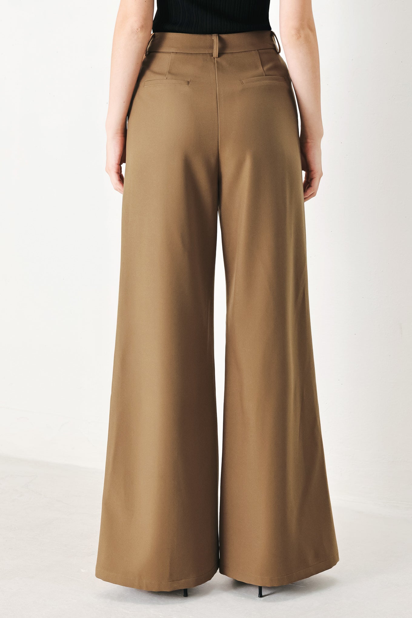 A solid woven pant with front closure and wide leg.