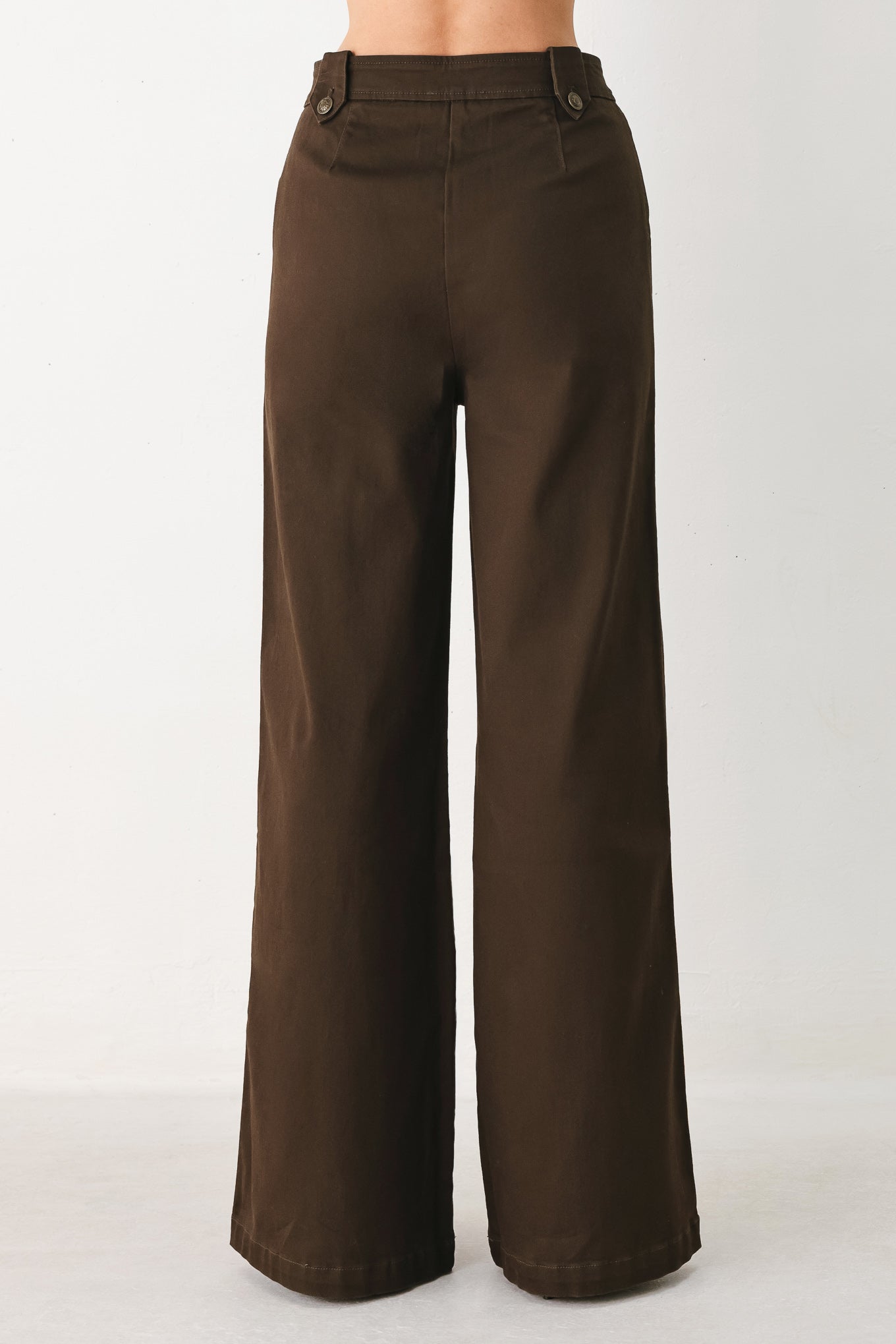 Woman wearing brown wide-leg pants | FREEMARKET