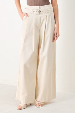 Woman wearing beige wide-leg pants with self belt, front closure and pockets | FREEMARKET | Flying Tomato